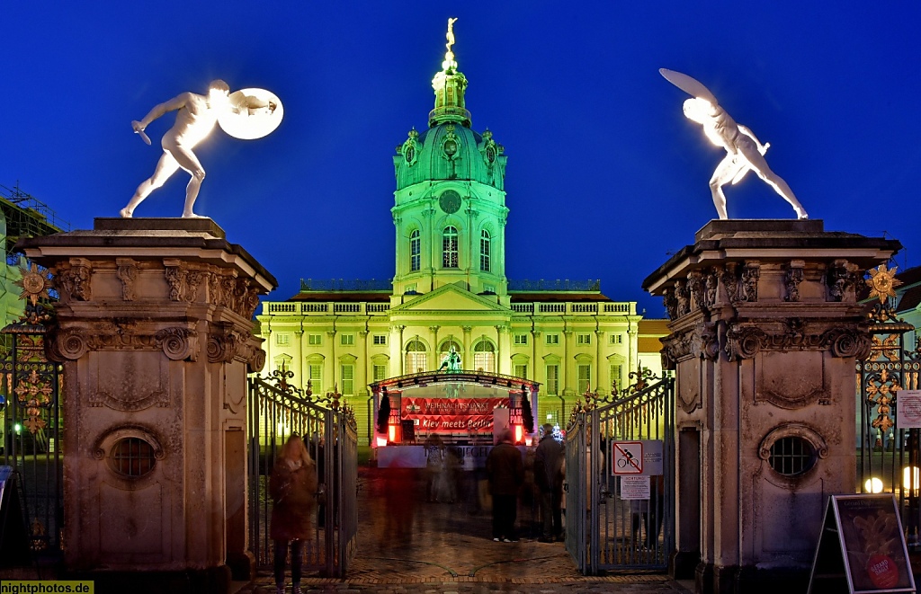 Berlin Schloss Charlottenburg Portal zum Ehrenhof. Ursprungsbau 1699 von Johann Arnold Nering. Heutiges Aussehen durch Erweiterungen von Langhans und Knobelsdorff