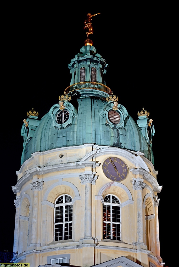 Berlin Schloss Charlottenburg Ursprungsbau 1699 von Johann Arnold Nering. Heutiges Aussehen durch Erweiterungen von Langhans und Knobelsdorff. Kuppel
