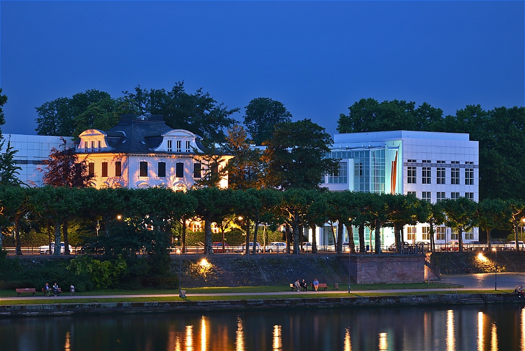 2014-06-03-02-Frankfurt-Main-Eiserner-Steg-mit-Museumsufer.JPG