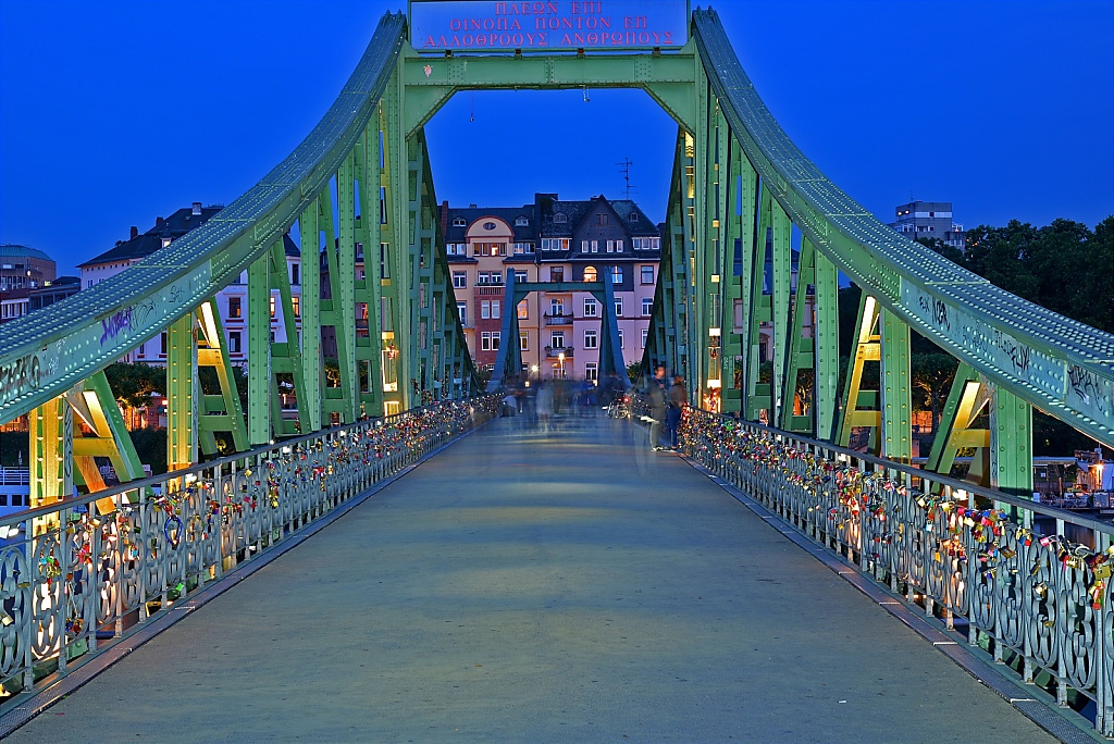 2014-06-03-03-Frankfurt-Main-Eiserner-Steg-mit-Museumsufer.JPG