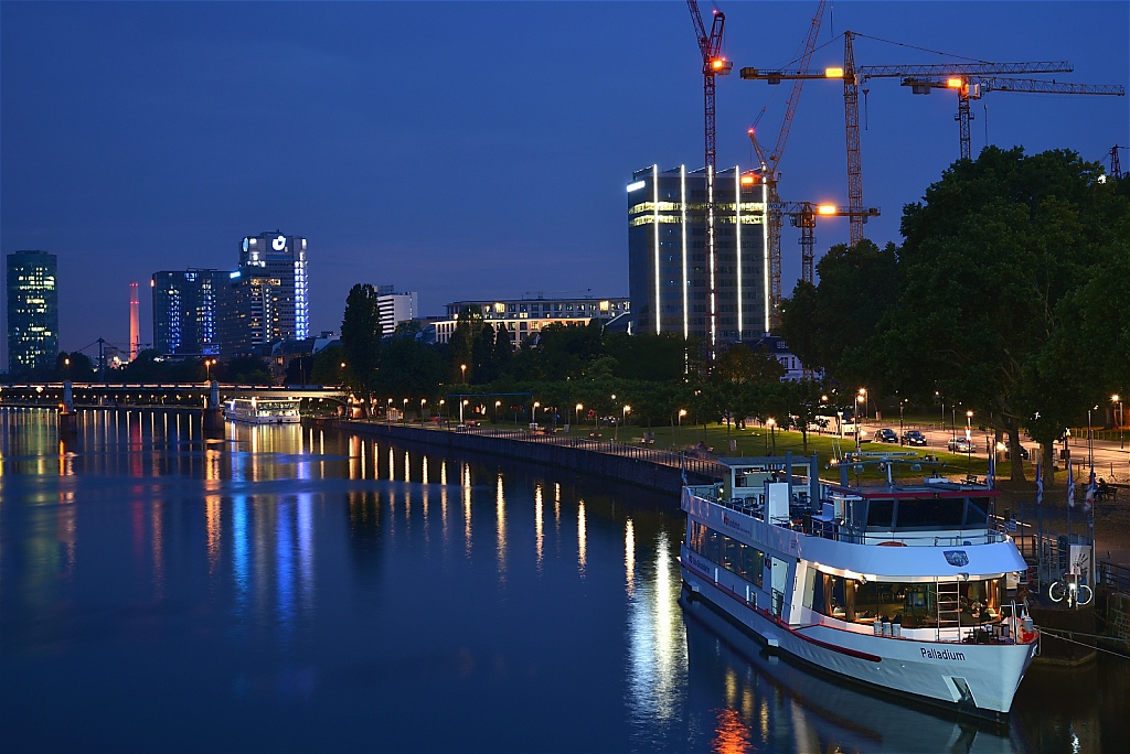 2014-06-03-04-Frankfurt-Main-Skyline-vom-Eiserner-Steg.JPG