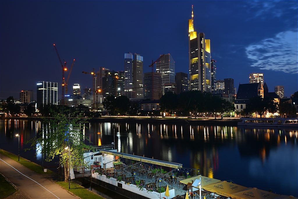 2014-06-03-07-Frankfurt-Main-Skyline-vom-Museumsufer.JPG