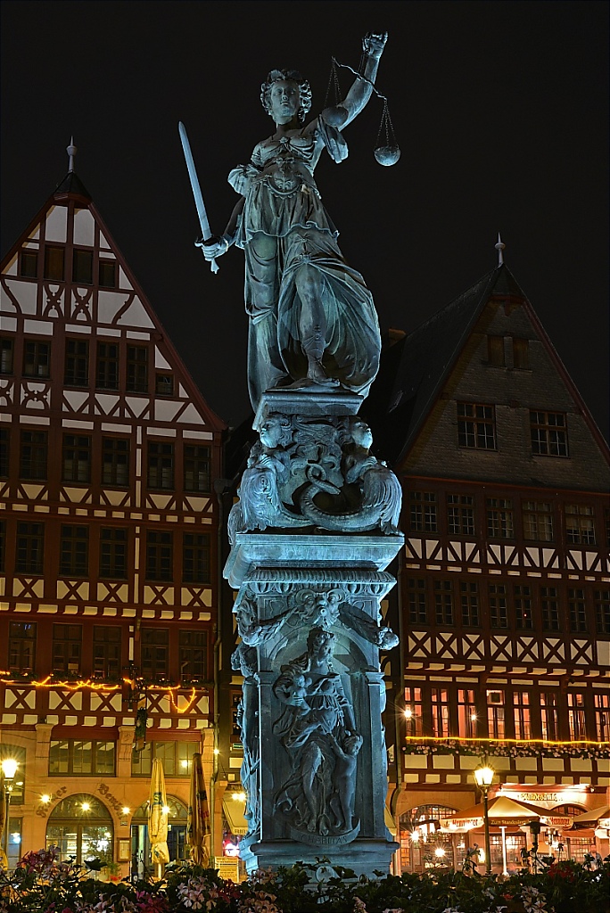 2014-06-03-13-Frankfurt-Main-Roemerberg-Justitia.JPG