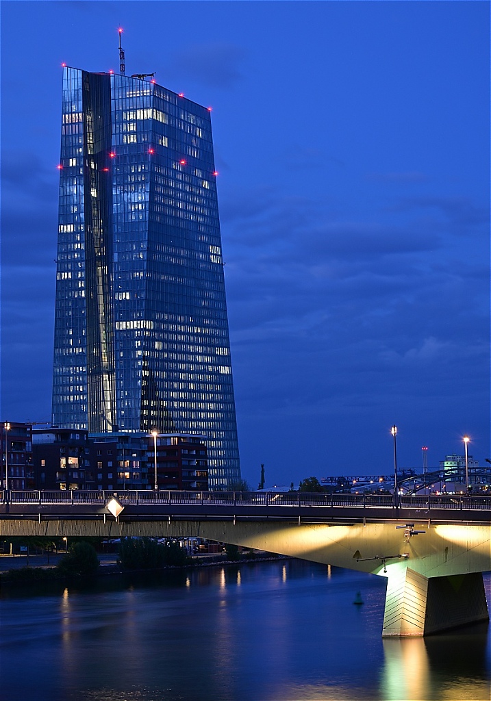 2015-07-15-08-Frankfurt-Main-Floesserbruecke-und-EZB.JPG