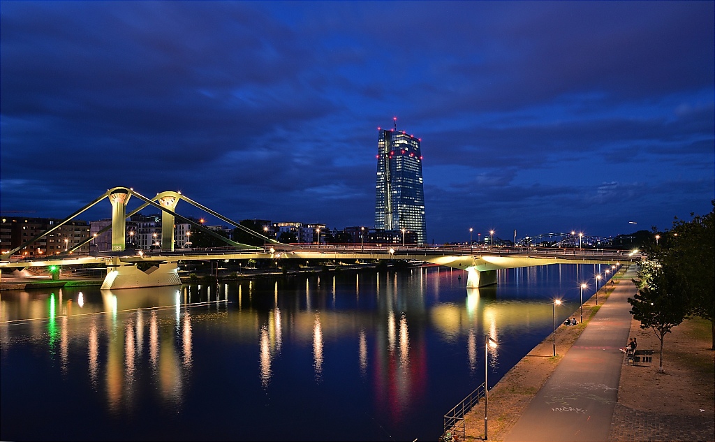 2015-07-15-09-Frankfurt-Main-Floesserbruecke-und-EZB.JPG