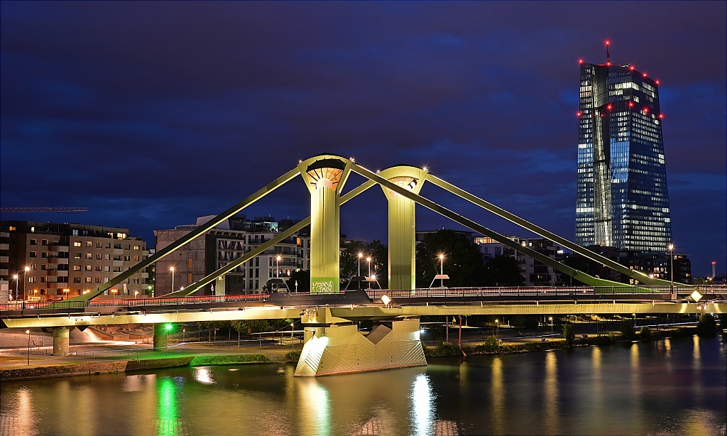 2015-07-15-11-Frankfurt-Main-Floesserbruecke-und-EZB.JPG