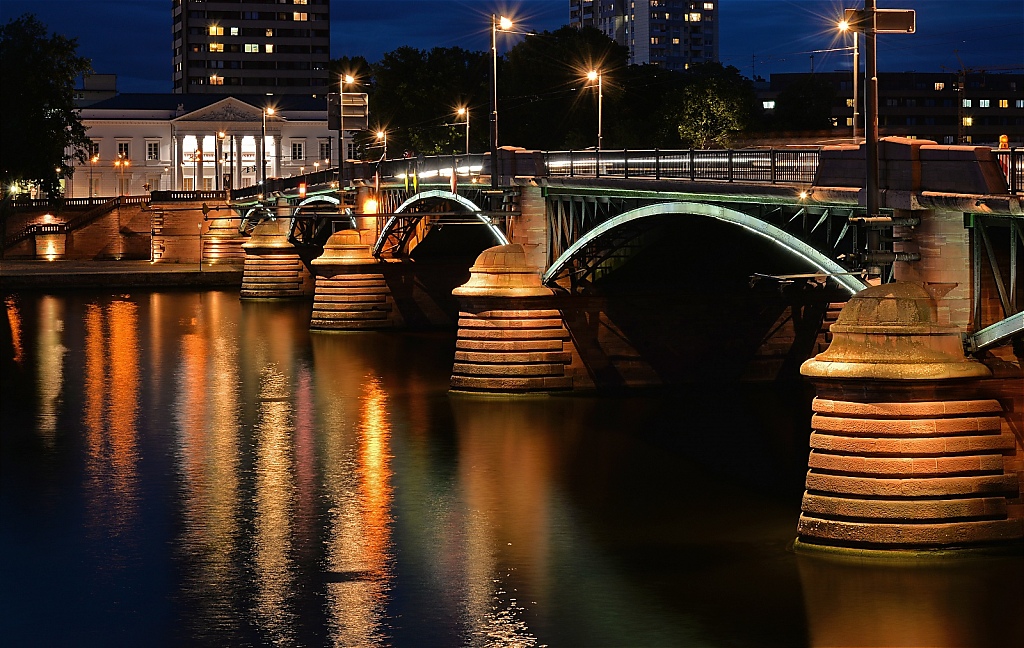 2015-07-15-12-Frankfurt-Main-Ignatz-Bubis-Bruecke-mit-Literaturhaus.JPG