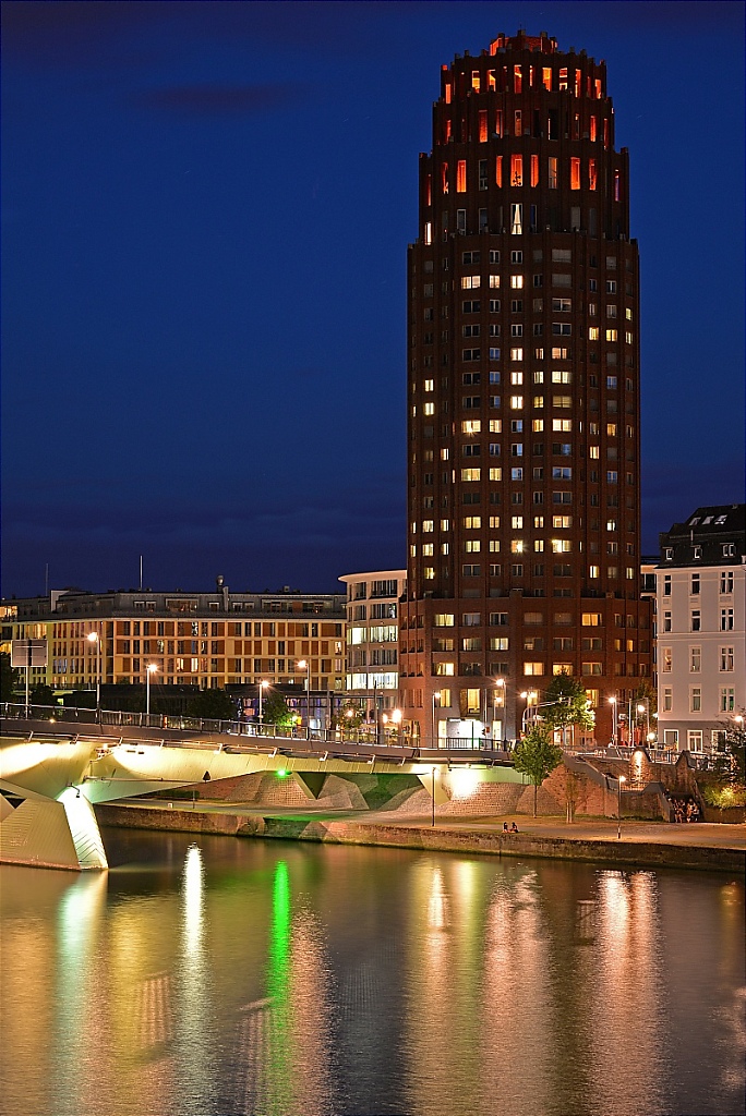 2015-07-15-14-Frankfurt-Main-Walther-von-Conberg-Platz-mit-Lindner-Hotel.JPG