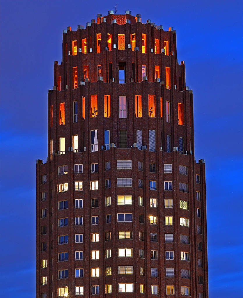 2015-07-15-15-Frankfurt-Main-Walther-von-Conberg-Platz-mit-Lindner-Hotel-Turmspitze.JPG