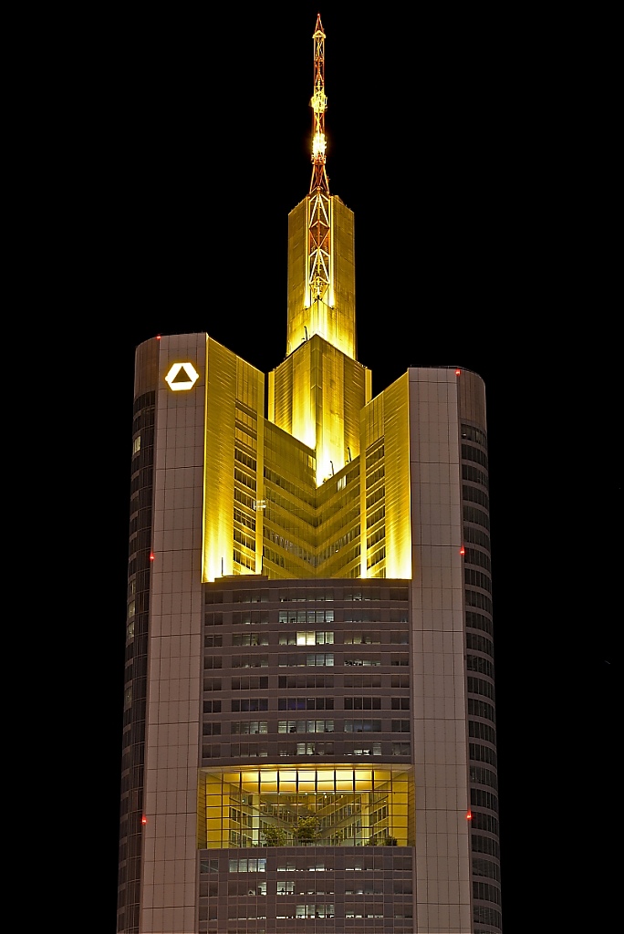 2015-07-16-13-Frankfurt-Hochhaus-Commerzbank-Turmspitze.JPG