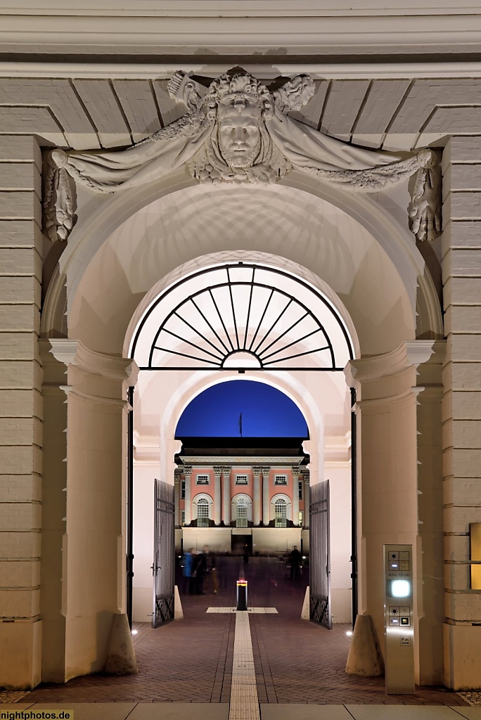 Potsdam Landtag erbaut 1751 als Stadtschloss von Georg Wenzeslaus von Knobelsdorff. Durchblick durch das Fortunaportal. Architekt Rekonstruktion 2014 Peter Kulka