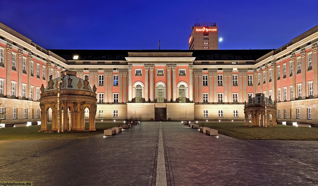 Potsdam Landtag erbaut 1751 als Stadtschloss von Georg Wenzeslaus von Knobelsdorff. Rekonstruiert 2014 von Architekt Peter Kulka. Innenhof mit Pavillon-Nachbildung 'Zugabe' von Florian Dombois