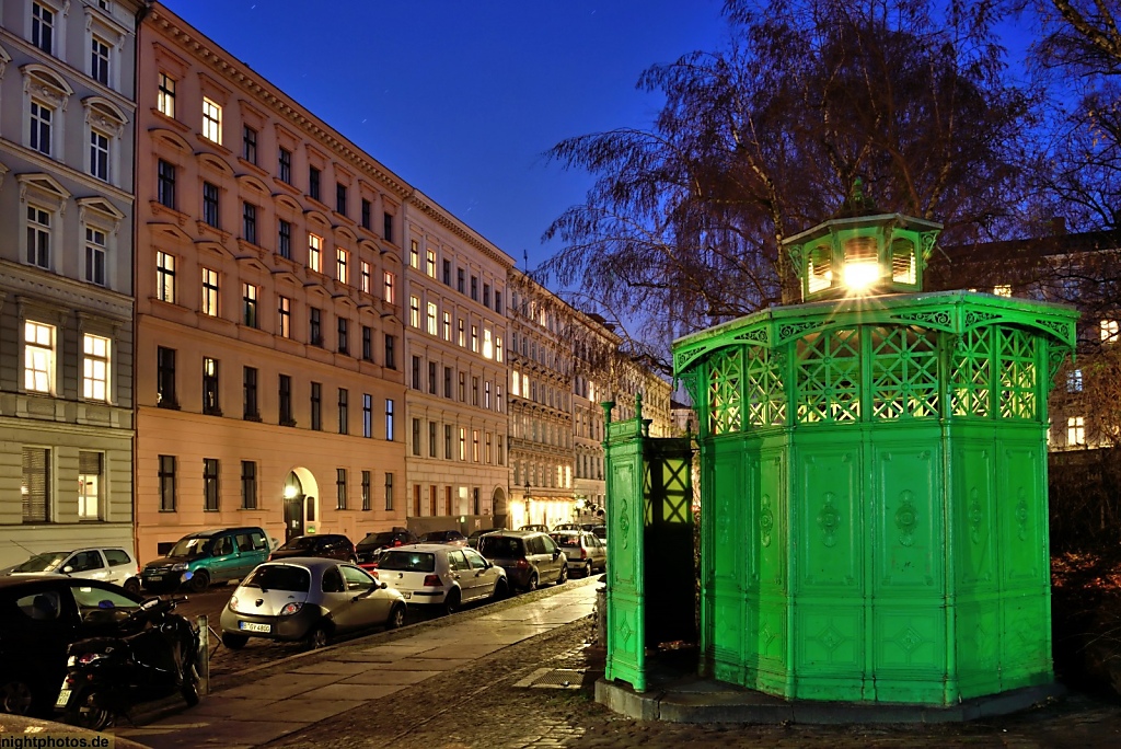 Berlin Wilmersdorf Historisches Pissoir auf dem Rüdesheimer Platz. Café Achteck. Rotunde. Konstruktion von Carl Theodor Rospatt 1878