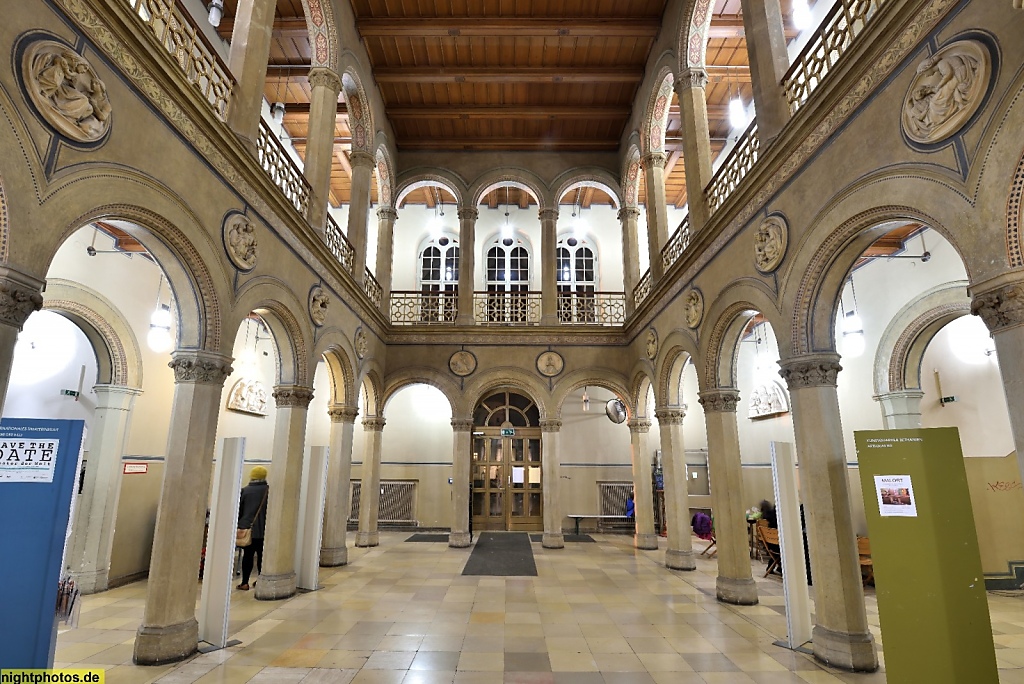 Berlin Kreuzberg. Künstlerhaus Bethanien. Erbaut 1845-1847 von Theodor Stein als Diakonissenkrankenhaus Bethanien. Wiederaufbau von Karl Wilhelm Och. Mariannenplatz 1-3. Vestibül mit Säulengang. Arkaden