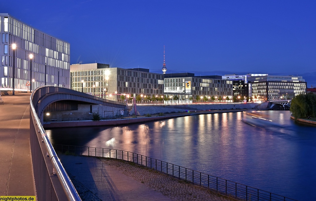 Berlin Tiergarten Kapelle-Ufer an der Spree neugestaltet 2005-2006. Bundesministerium für Bildung und Forschung erbaut 2012-2014 von Heinle Wischer und Partner