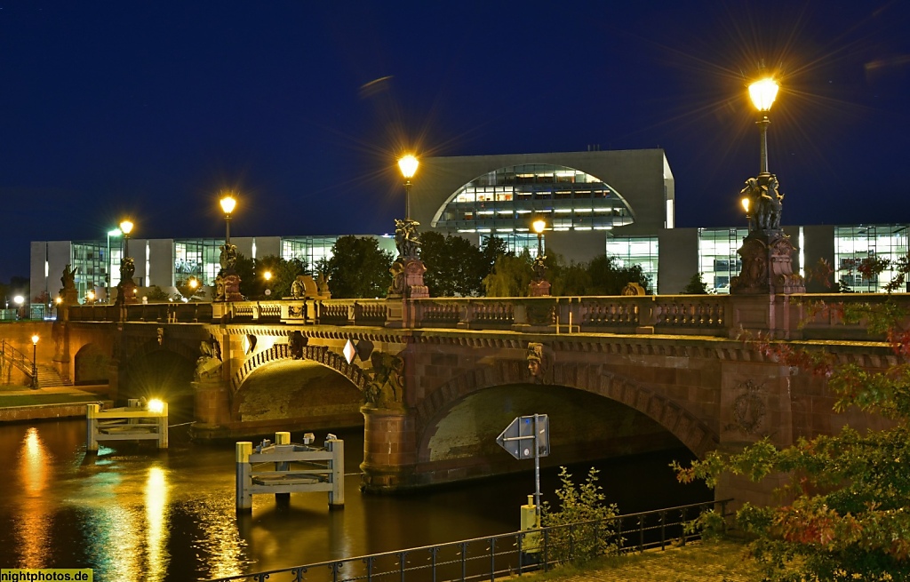 Berlin Mitte Moabit. Bundeskanzleramt hinter Moltkebrücke über die Spree erbaut 1886-1891 von Otto Stahn und James Hobrecht. Verkleidet mit rotem Mainsandstein. Restauriert 1983-1986. Figuren von Johannes Boese und Karl Begas. Greife von Carl Piper. Kande