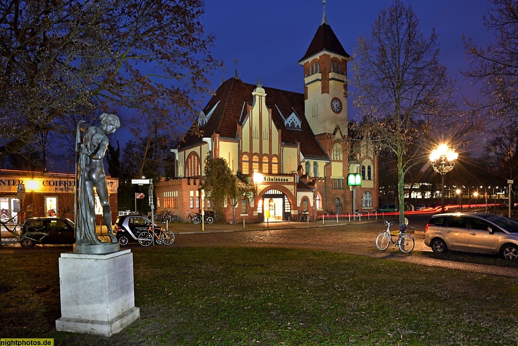 Berlin Nikolassee Hohenzollernplatz S-Bahnhof erbaut von Paul Vogler 1901-1902. Bronzefigur Phryne die Badende von Ferdinand Lepcke erschaffen 1900