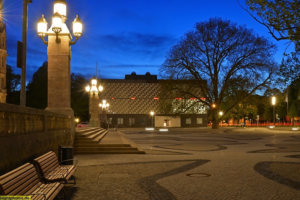 Hannover Trammplatz mit August Kestner Museum am Neuen Rathaus