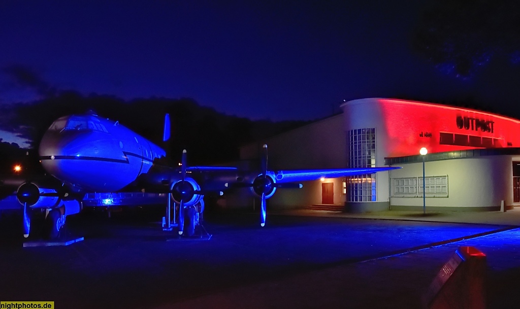 Berlin Dahlem. Alliierten Museum mit Luftbrücken-Transportflugzeug Handley Page Hastings T.Mk.5. Dahinter ehemaliges Kino 'Outpost' erbaut 1953 von Arnold Blauvelt und der Engineer Division