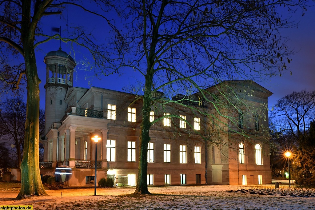 Schloss Biesdorf erbaut 1868 von Heino Schmieden. Spätklassizistische Turmvilla. Nordseite. Instandsetzung und Umbau 2001-2007 von BASD Architekten