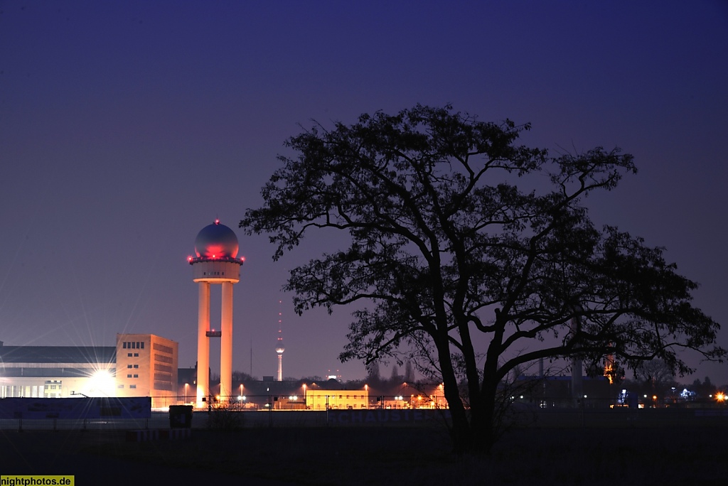 Berlin Tempelhof ehemaliger Flughafen Hangars und Radarturm