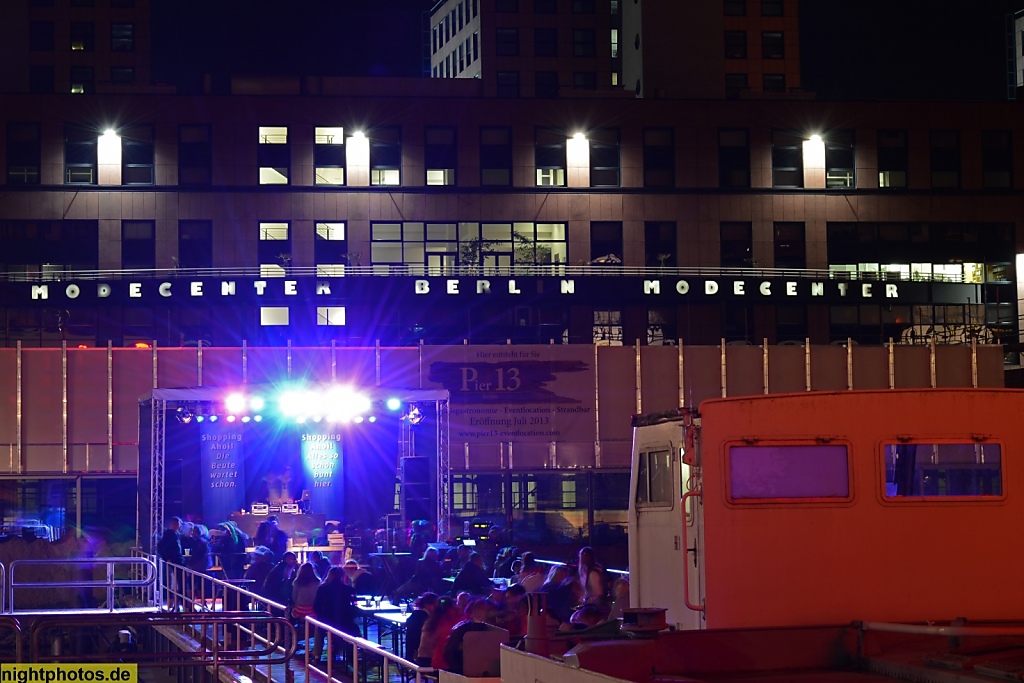 Berlin Tempelhof Partyschiff im Tempelhofer Hafen