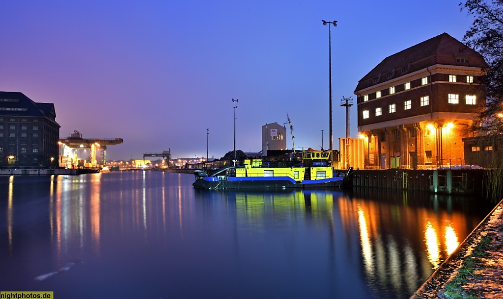 Berlin Moabit Westhafen Ladeterminals und Pegelturm