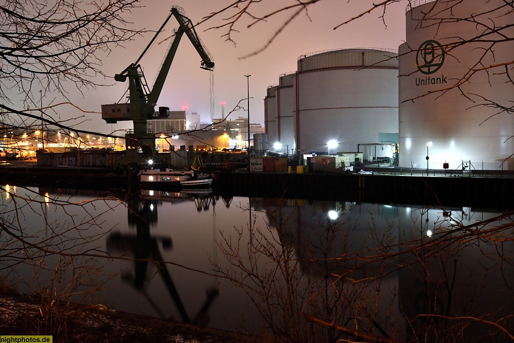 Berlin Moabit Westhafen Portalkran neben Tanklager