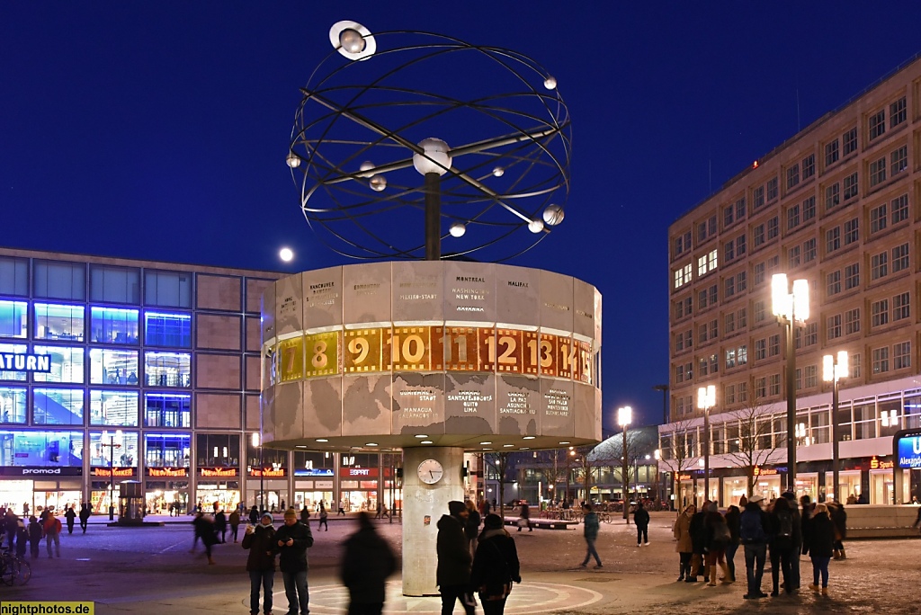 Berlin Mitte Alexanderplatz Weltzeituhr am Berolinahaus. Errichtet von Designer Erich John und Metallbildhauer Hans-Joachim Kunsch