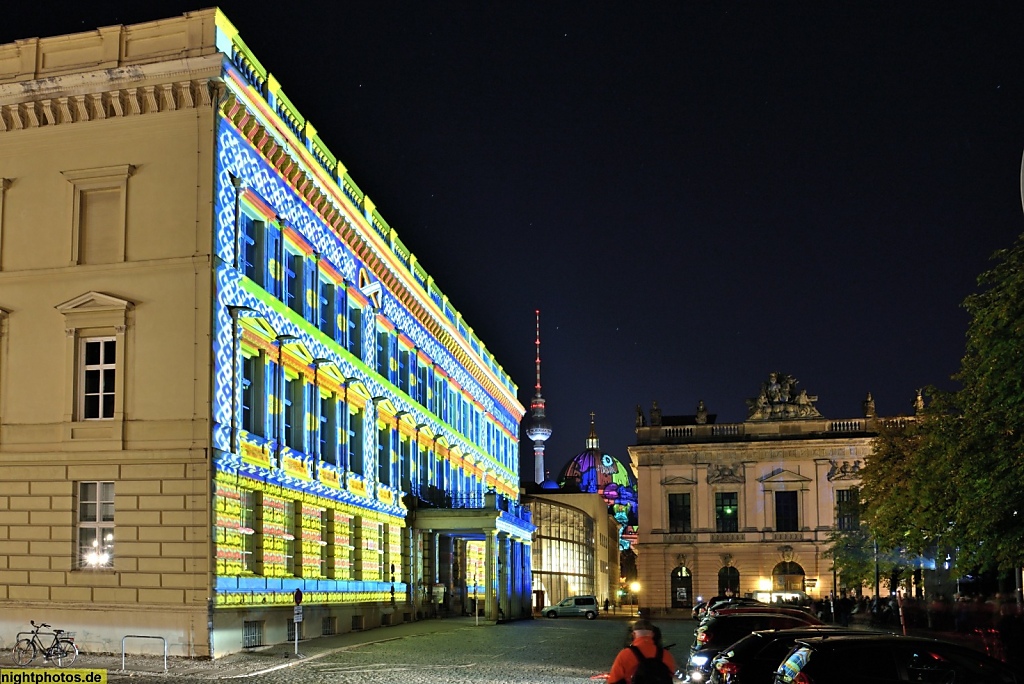 Berlin Mitte Palais am Festungsgraben erbaut 1751-1753 von Christian Friedrich Feldmanns für Johann Gottfried Donner. Projektion beim Festival of Lights 2015. Hinten Fernsehturm Zeughaus und Berliner Dom