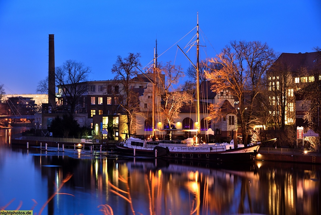 Berlin Köpenick Blick von der Dammbrücke zum Katzengraben mit Eventschiff Ars Vivendi