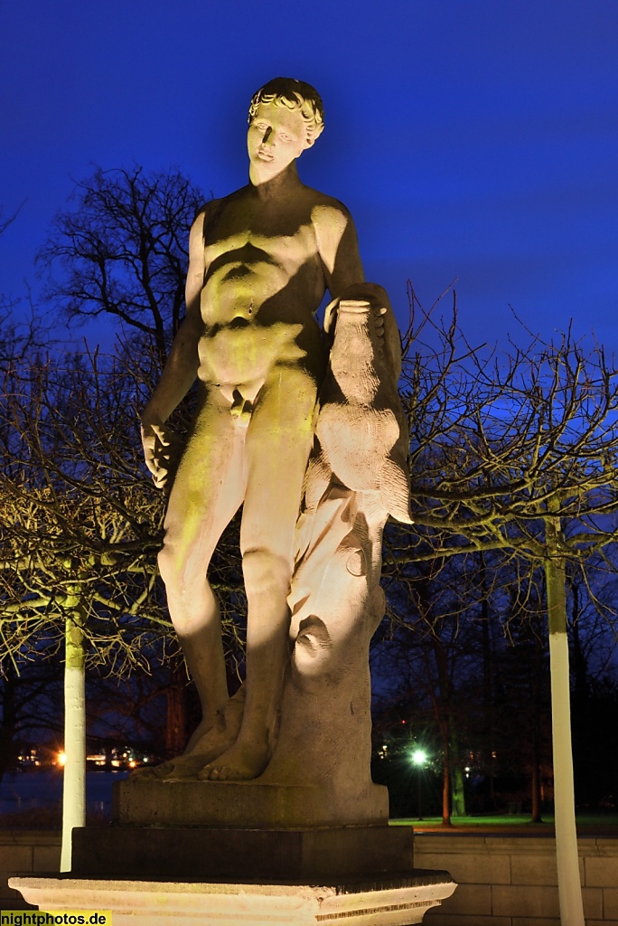 Berlin Köpenick Steinfigur im Schlosspark