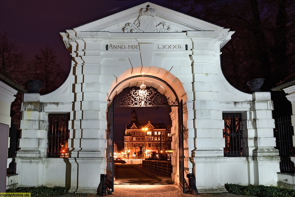 Berlin Köpenick Portal zwischen den Torhäusern erbaut 1682 von Johann Arnold Nering mit Durchblick auf Schlossplatz