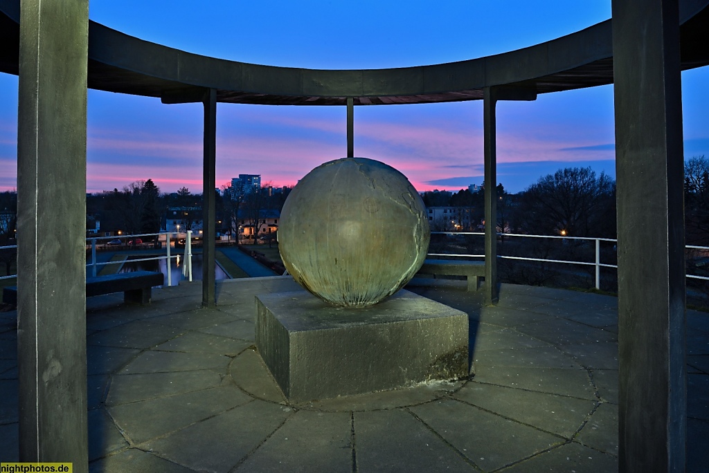 Berlin Lichterfelde Lilienthal-Park mit Denkmal an der Schütte-Lanz-Strasse