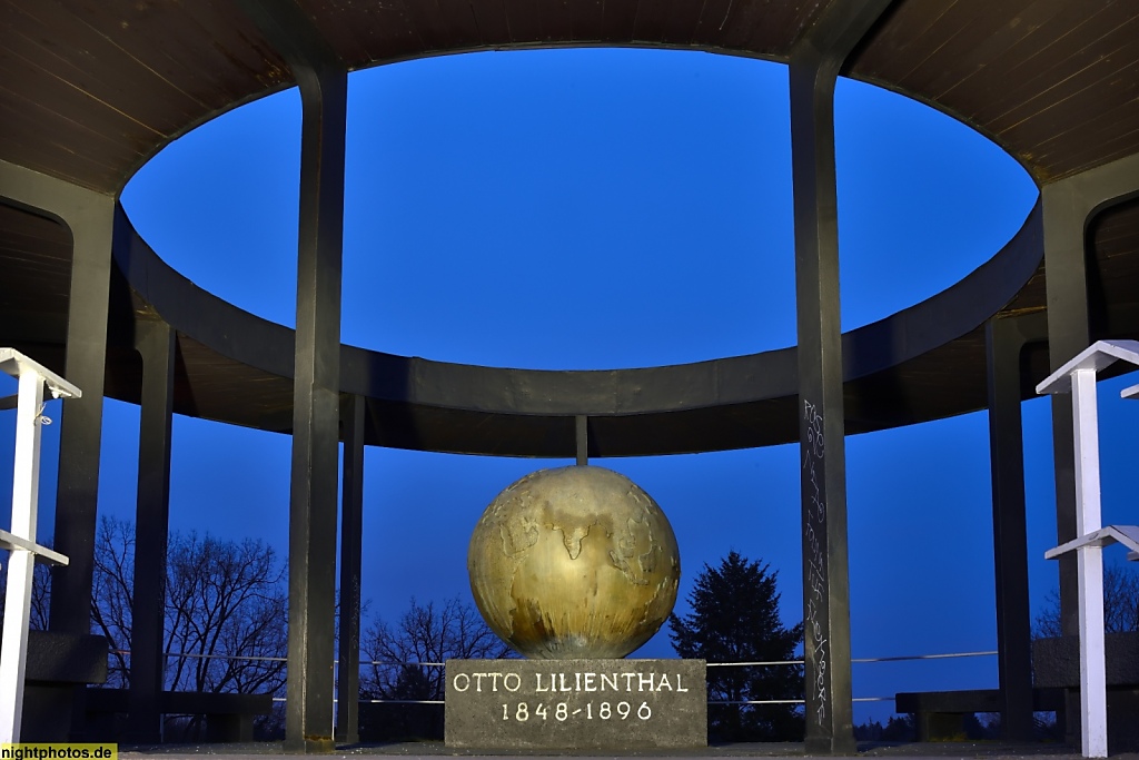 Berlin Lichterfelde Lilienthal-Park mit Denkmal an der Schütte-Lanz-Strasse