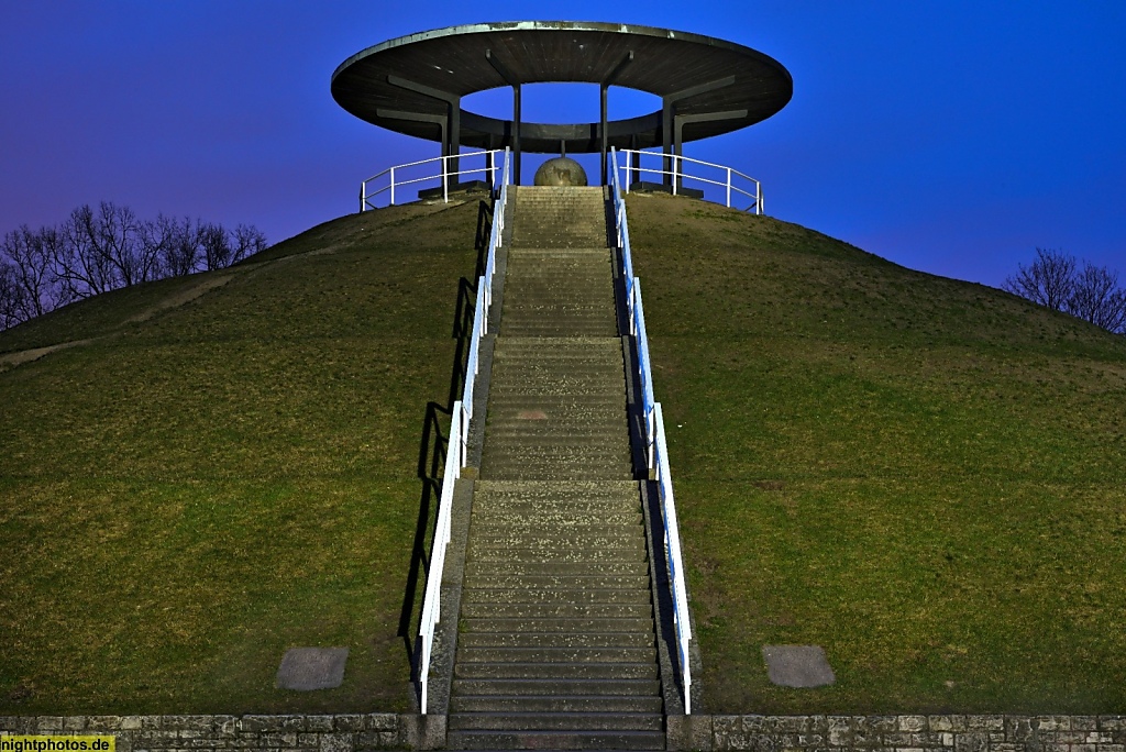 Berlin Lichterfelde Lilienthal-Park mit Denkmal an der Schütte-Lanz-Strasse