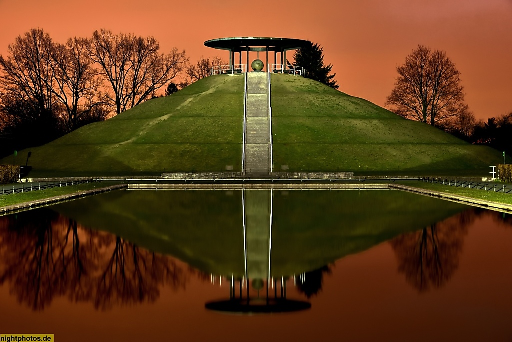 Berlin Lichterfelde Lilienthal-Park mit Denkmal an der Schütte-Lanz-Strasse