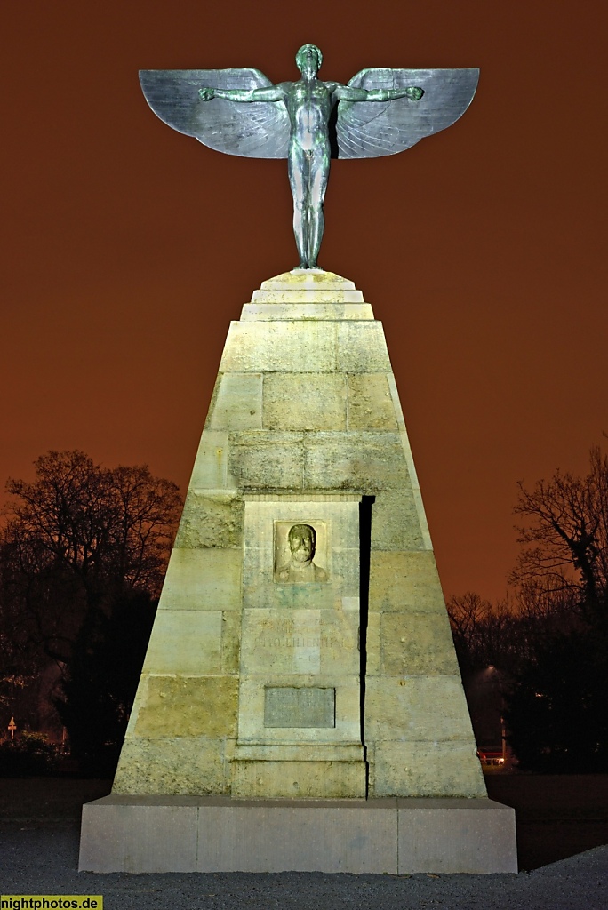 Berlin Lichterfelde Bronzestatue Ikarus an der Eduard-Spranger-Promenade Ikarus-Denkmal gewidmet Otto Lilienthal