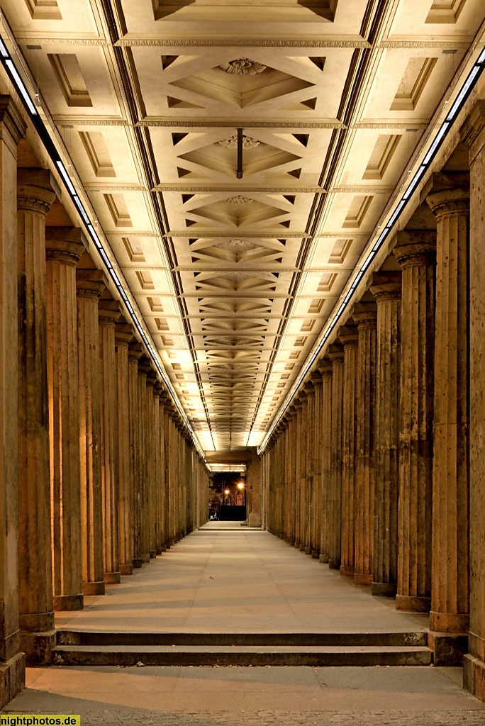 Berlin Mitte Säulengang zwischen Neuem Museum und Alter Nationalgalerie auf der Museumsinsel