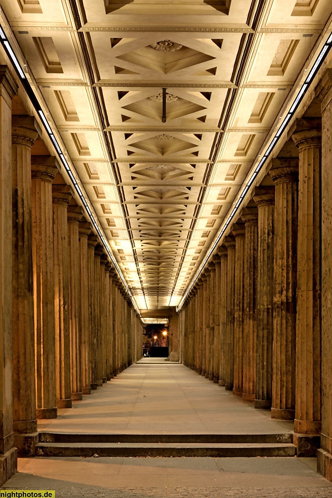 Berlin Mitte Säulengang zwischen Neuem Museum und Alter Nationalgalerie auf der Museumsinsel