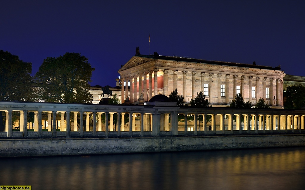 Berlin Mitte Alte Nationalgalerie erbaut 1867-1876 spätklassizistisch von Friedrich August Stüler (Planung) und Johann Heinrich Strack (Ausführung) mit Reiterstandbild Friedrich Wilhelm IV von Alexander Calandrelli
