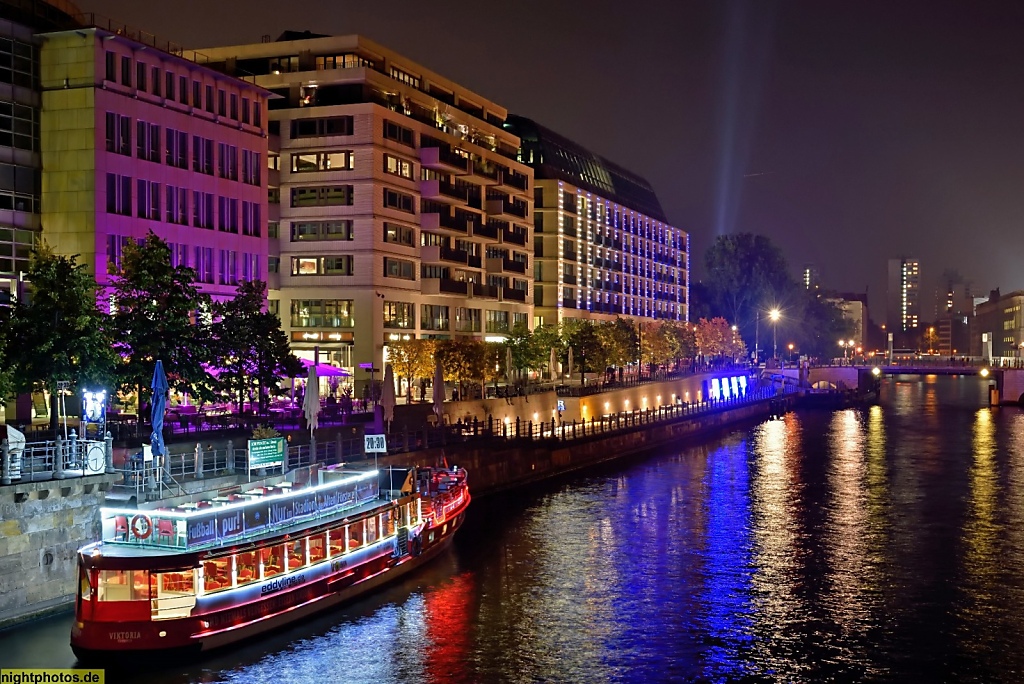 Berlin Mitte Blick von Friedrichsbrücke auf Spree am Vera-Brittain-Ufer