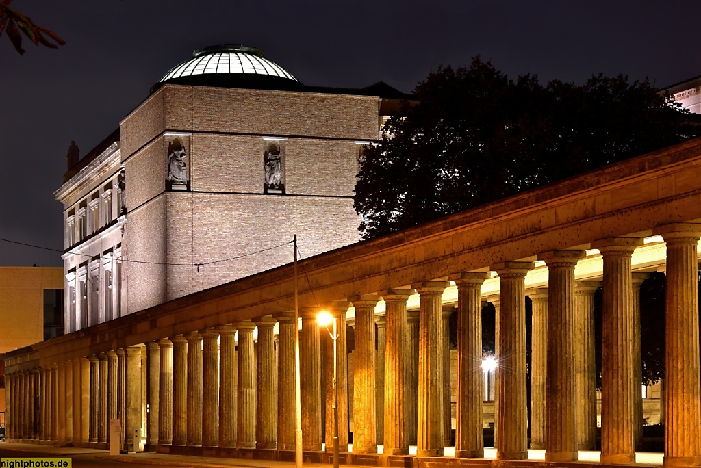 Berlin Mitte Säulengang zwischen Neuem Museum und Alter Nationalgalerie auf der Museumsinsel