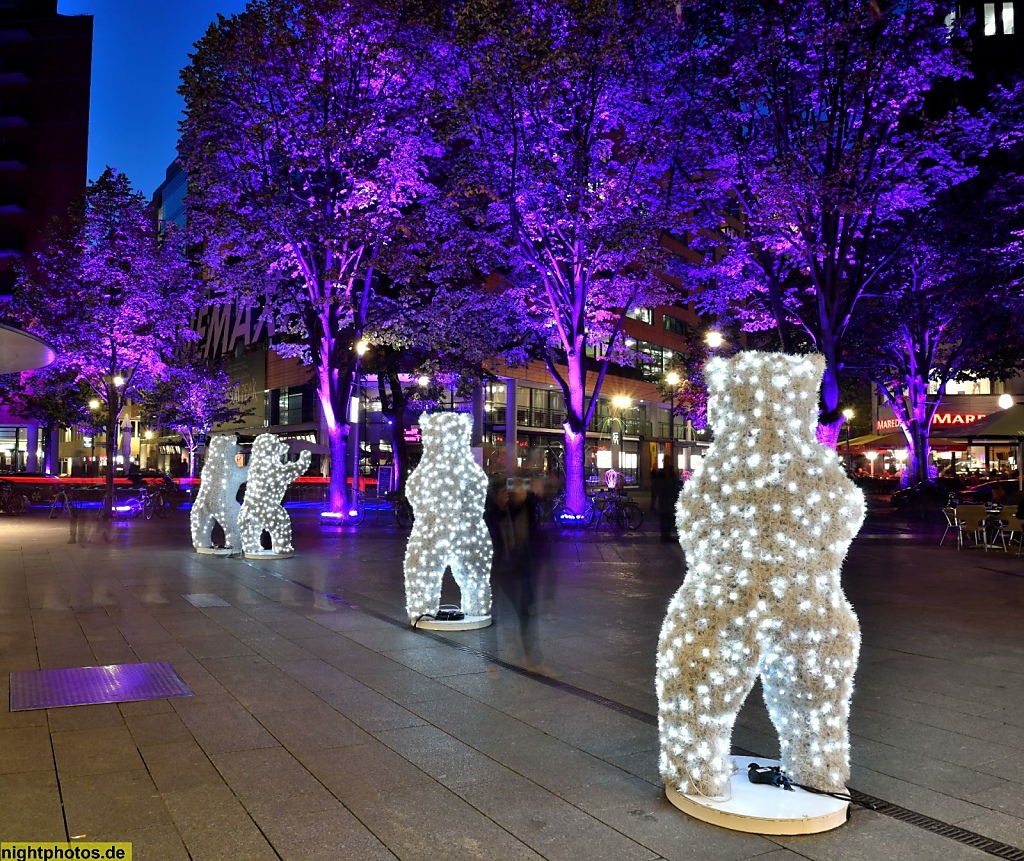 Berlin Mitte Alte Potsdamer Strasse mit Berliner Bären beim Festival of Lights
