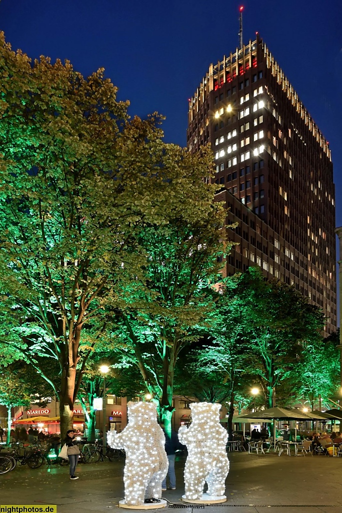 Berlin Mitte Tiergarten Büro- und Geschäftshaus Kollhoff-Tower erbaut 1995-1999 von Kollhoff und Timmermann beim Festival of Lights. Potsdamer Platz 1