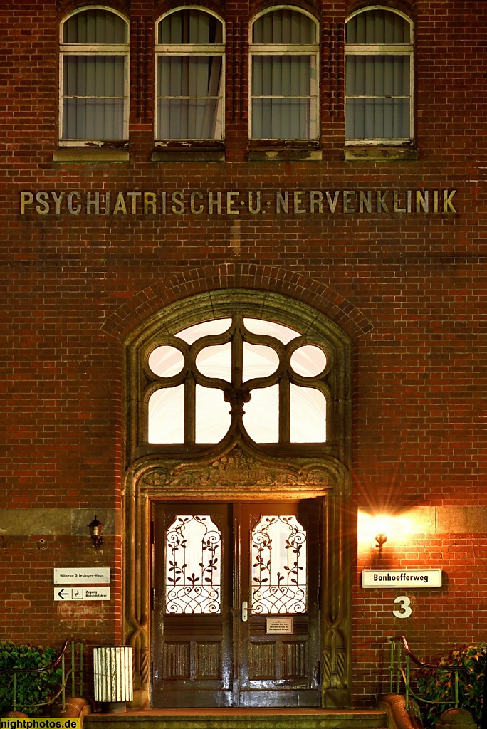 Berlin Mitte Campus der Charite Mitte. Wilhelm-Griesinger-Institut. Lehrgebäude erbaut 1905 von Georg Diestel im Bonhoefferweg 3. Portal