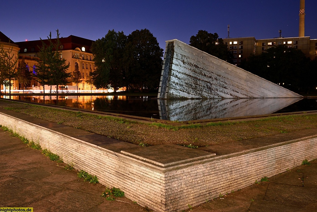 Berlin Mitte Invalidenstr Scharnhorststr Invalidenpark Versunkene Mauer von Landschaftsarechitekt Christophe Girot erbaut 1992-1997. Mauerbrunnen Invalidenbrunnen