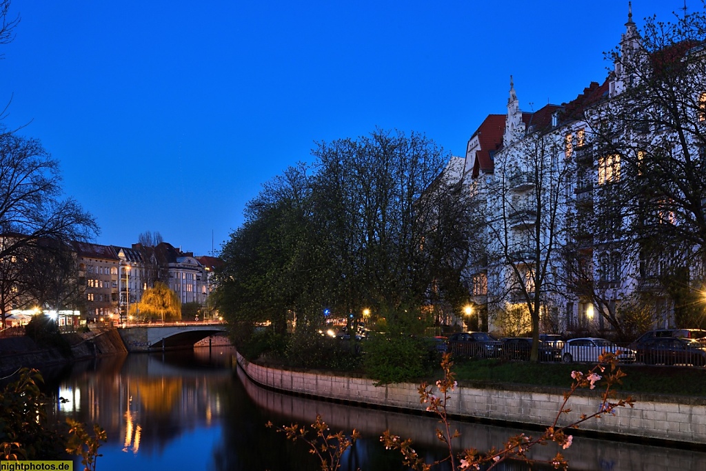Berlin Kreuzberg Landwehrkanal Planufer Altbauten mit Stufengiebel von 1902