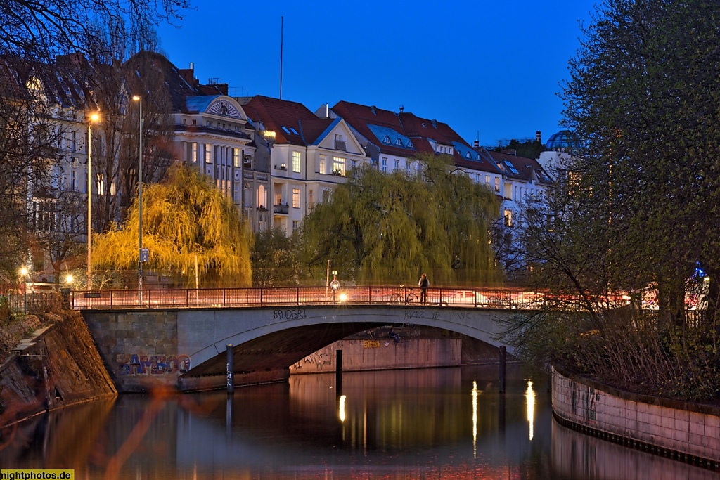 Berlin Kreuzberg Landwehrkanal mit Kottbusser Brücke und Paul-Lincke-Ufer