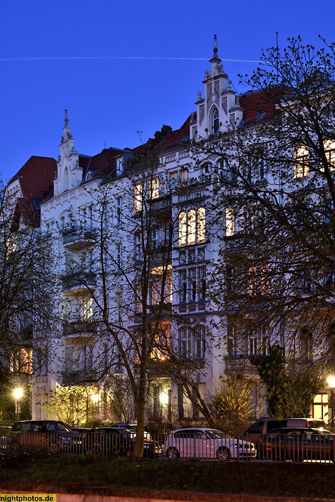 Berlin Kreuzberg Landwehrkanal Planufer Altbauten mit Stufengiebel von 1902